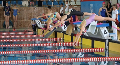 Yüzmede Elazığ'lı sporcular kıyasıya mücadele etti