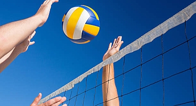 Palu ilçesinde gençler Voleybol'a ilgi duyuyor .