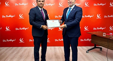 YRP Genel Başkanı Erbakan, İl Başkanı Karakuş'a başarı belgesi verdi