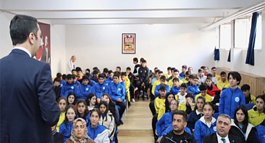 İl Müdürü Eren, Spor Lisesi öğrencileriyle sohbet etti 