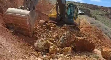 Elâzığ'ın Keban ilçesine bağlı Topkıran köyü yolu temizlendi