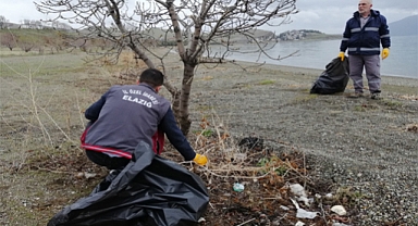 Hazar Gölü çevresinde 7 ton civarında çöp toplantı