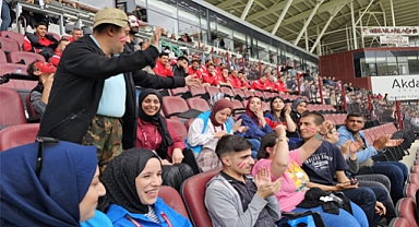 Maça gidiyoruz, sosyal sorumluluk projesi ile öğrenciler maç izledi