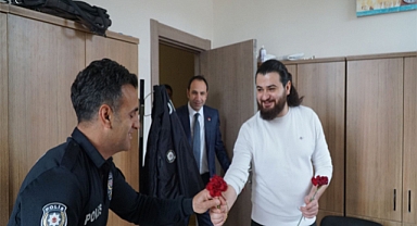 Saadet Partisi Gençlik kollarından polislere anlamlı ziyaret