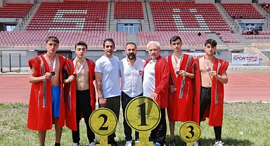 Güreşte okul sporlarında sporcular önemli başarılara imza attı