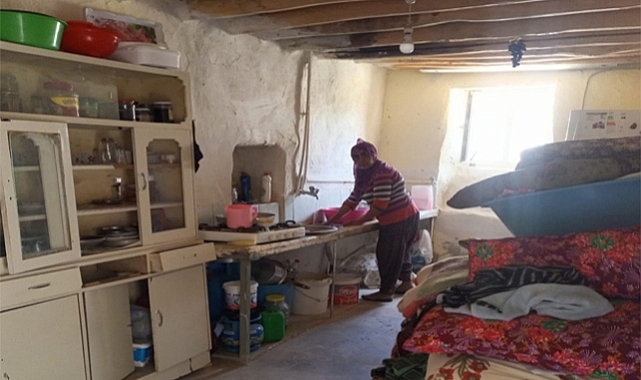 Keban'da, Yaşlı kadın inşaat halindeki binada yaşıyor