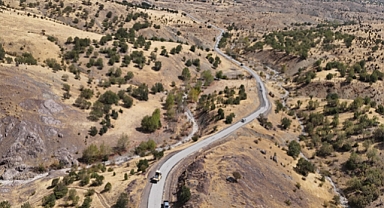 Alacakaya ilçesi Bakladamlar Köyü'nde sathi kaplama yol çalışması tamamlandı 