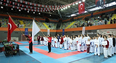 Diyarbakır’daki Yıldızlar Ligi Karate müsabakalarında Elazığ rüzgârı esti