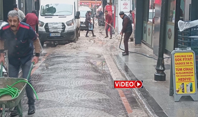 Belediye temizlemeyince esnaf kendi önlemini aldı