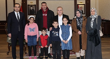 Elazığ Valisi, Bayrağa sahip çıkan çocukları makamında ağırladı