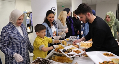 Akademisyenler öğrencilere ev yemekleri hazırlayıp ikram etti