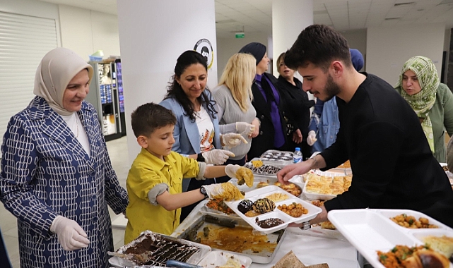 Akademisyenler öğrencilere ev yemekleri hazırlayıp ikram etti