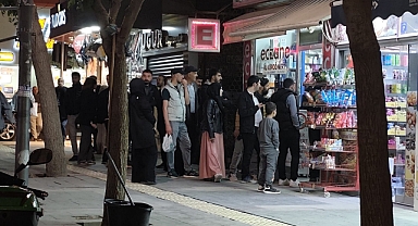 Elazığ'da salgın sonrası eczane önlerinde uzun kuyruklar oluştu