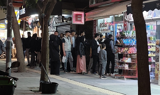 Elazığ'da salgın sonrası eczane önlerinde uzun kuyruklar oluştu