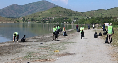  Hazar gölü’nde 12 ton atık toplandı