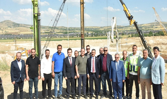 Milletvekili Keleş, FÜ'si yeni hastane işaatında incelemelerde bulundu
