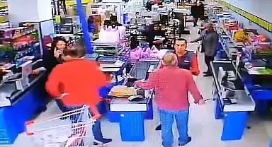 Elazığda Bir Vatandaş Çorabından Çıkardığı Bıçakla Market Çalışanının Üzerine Yürüdü